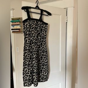 Chic, flattering cotton summer dress with straps and zip closure up the back